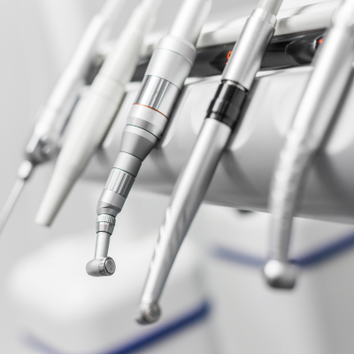 Instrumental rotatorio dental en primer plano en una clínica odontológica moderna